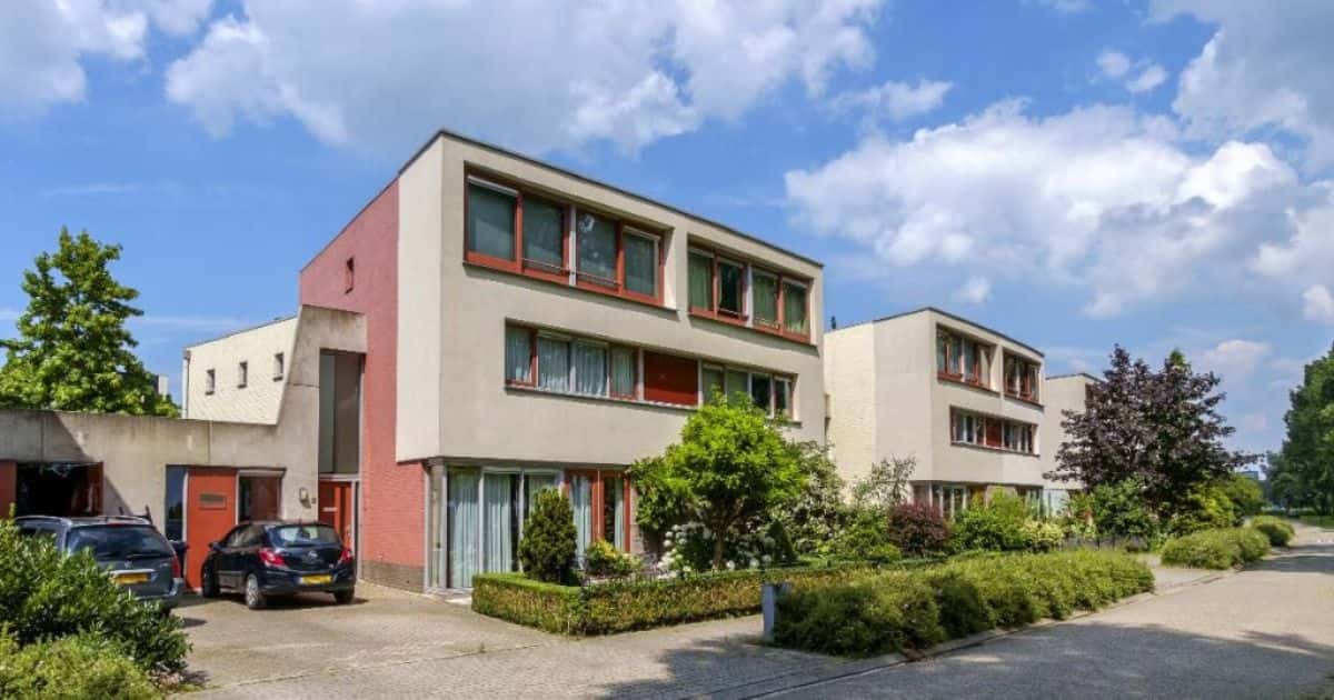 Een halfopen huis met een plat dak.