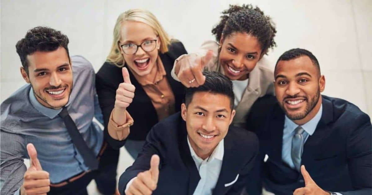 Tevreden zelfstandigen die succesvol zijn aangesloten bij een sociaal verzekeringsfonds.