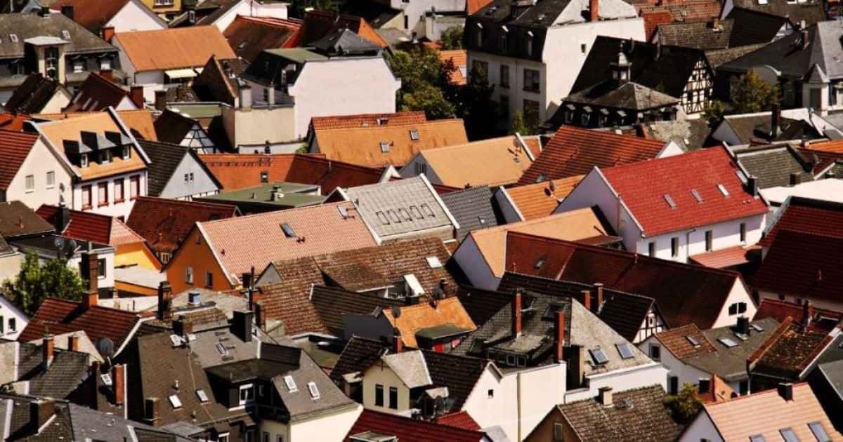 bovenaanzicht van een stad met verschillende soorten huizen en daken