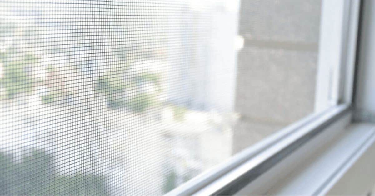 Vliegenraam op maat in raamkozijn tegen insecten voor een insectvrije woning.