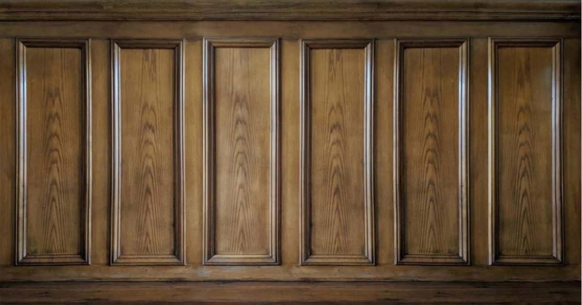 Ouderwetse lambrisering zoals aangebracht kan worden langs een trap.
