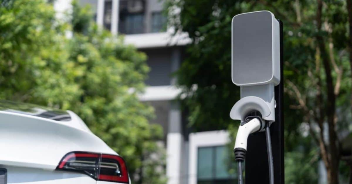 Elektrische auto die buiten wordt opgeladen aan een Smappee laadpaal.