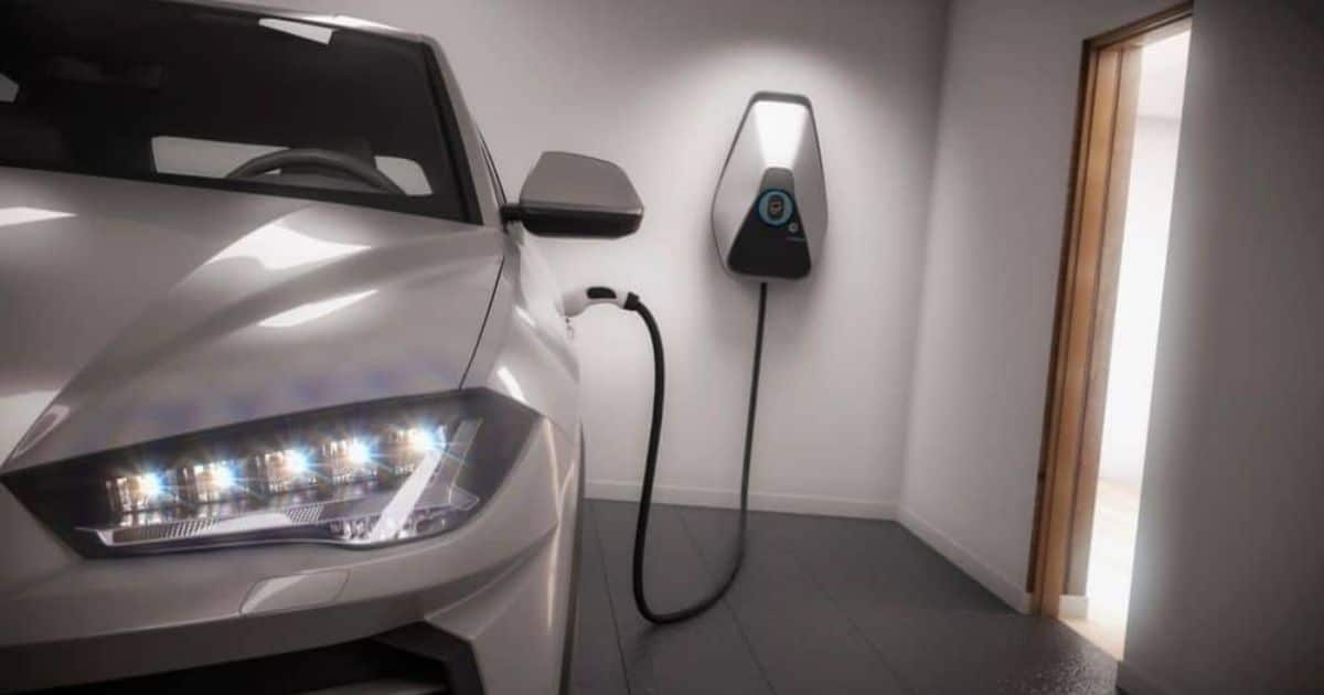 Elektrische auto wordt opgeladen aan een laadpaal in een thuisgarage.