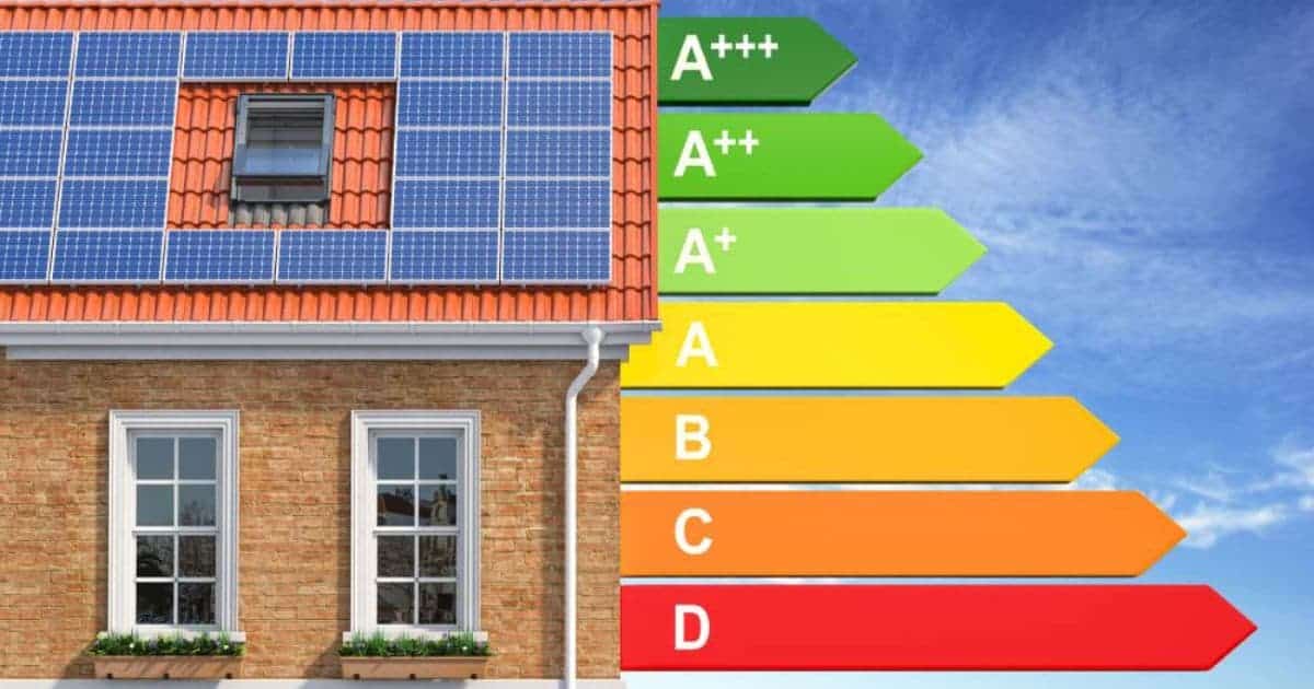 EPC-energie labels van A+++ tot D naast een woning met zonnepanelen op het dak.