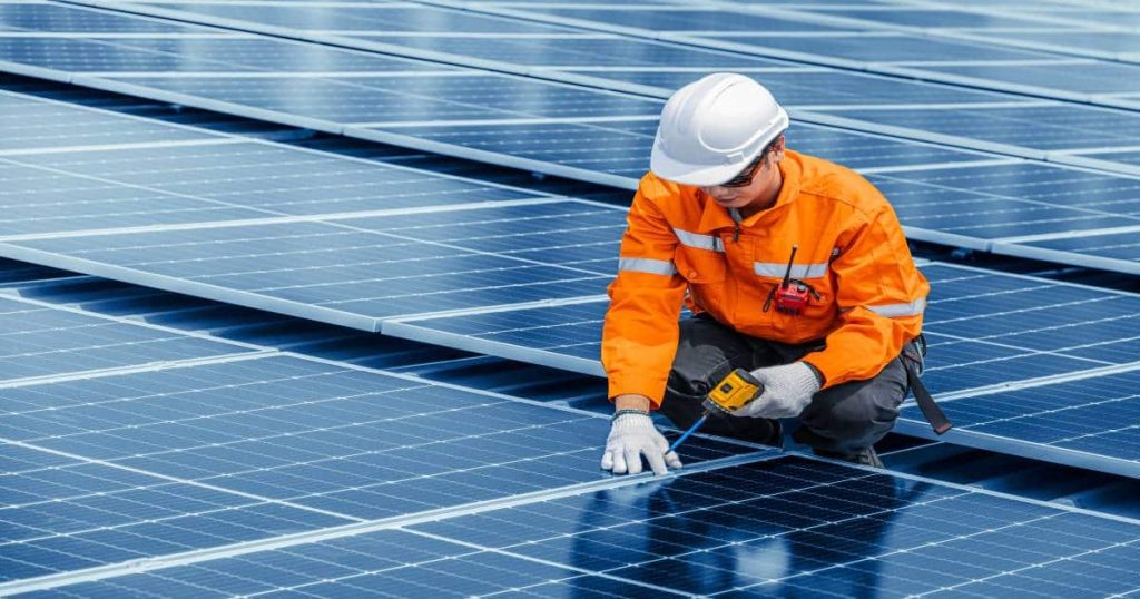 Zonnepanelen worden geïnstalleerd door een ervaren expert.