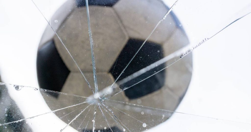 Een voetbal achter een gebroken ruit van de buren: een ongelukje dat onder de familiale verzekering valt.