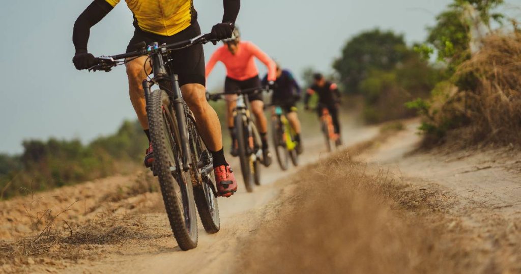 4 fietsers op all terrain bikes, goed verzekerd dankzij hun fietsverzekeringen.