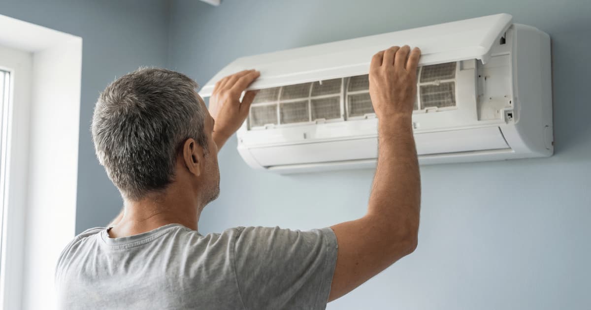Geopend frontpaneel van een airco binnenunit met zichtbare filters.