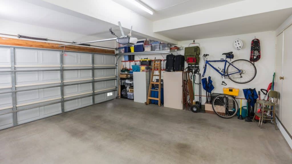 garage voor twee auto's met extra berging ruimte