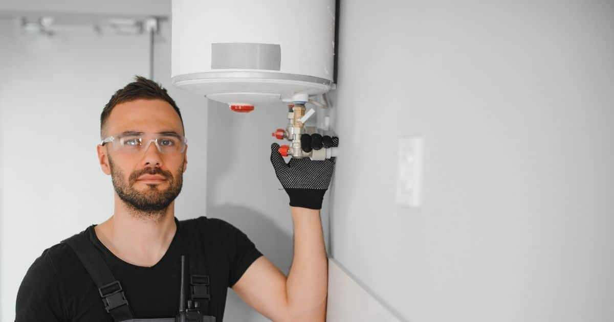 Een erkend installateur plaatst een nieuwe gascondensatieketel in een witte ruimte.