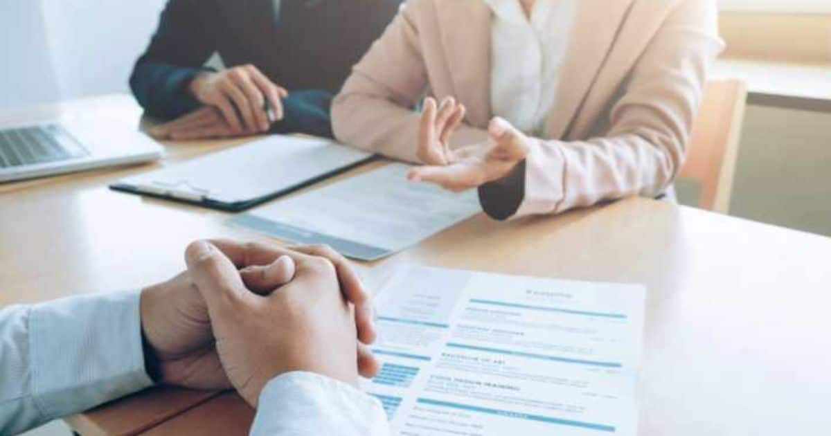 Een zelfstandige op gesprek bij een sociaal secretariaat.