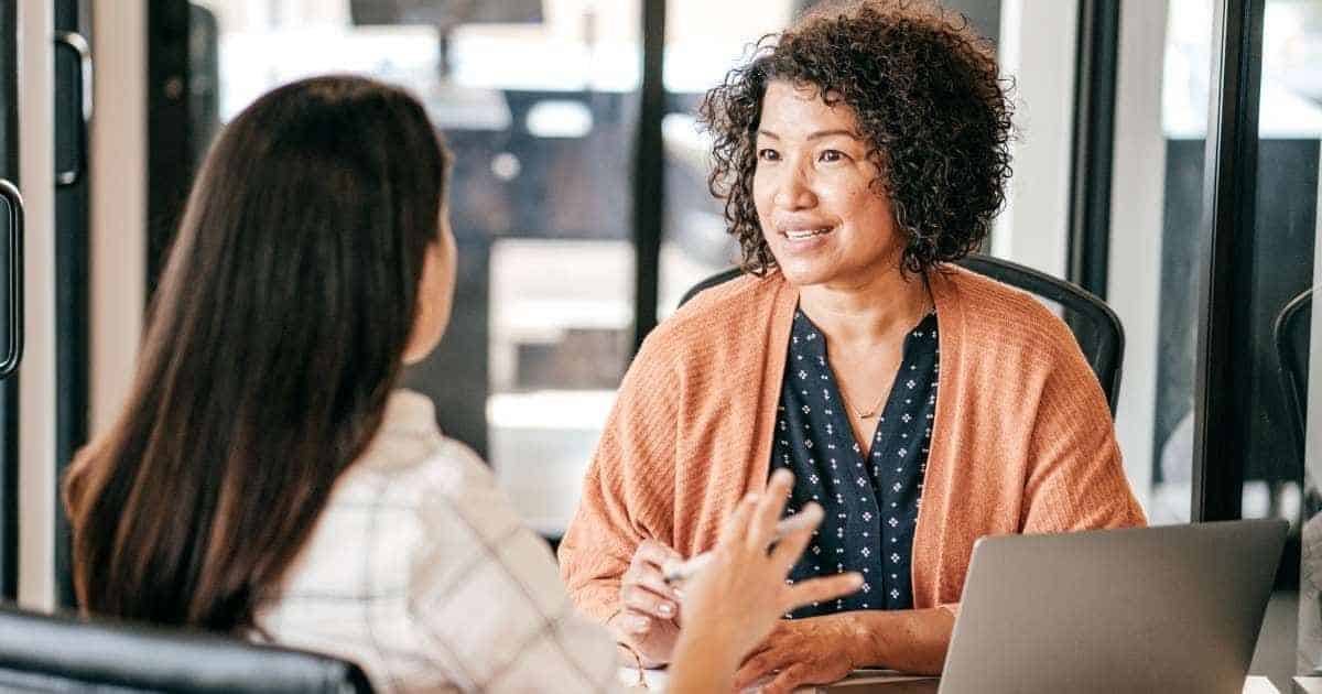 Een werkgever vraagt advies aan een sociaal secretariaat tijdens een persoonlijk gesprek.