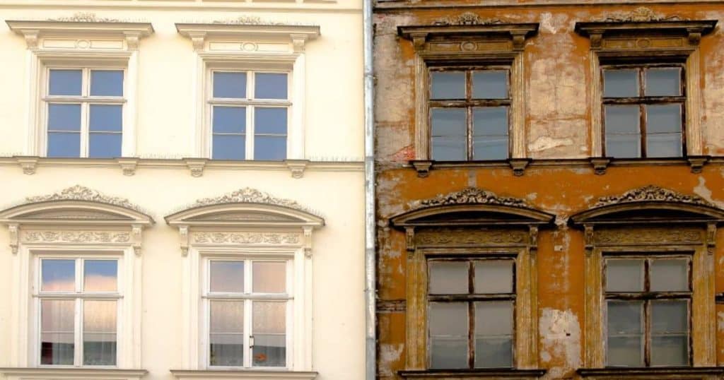 Twee gevels: rechts de gevel na jarenlange verwaarlozing, links het resultaat van renovatie- en restauratiewerken. Opvallend zijn de vele details die een enorme uitdaging moeten hebben gevormd voor de schilder(s).