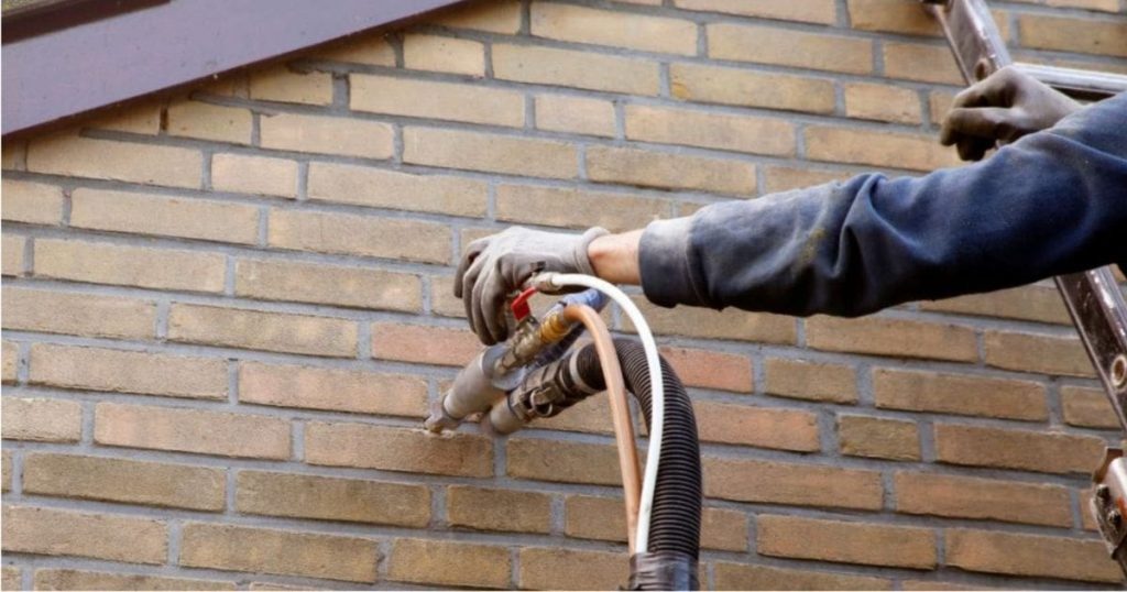 iemand is bezig met een gevelrenovatie