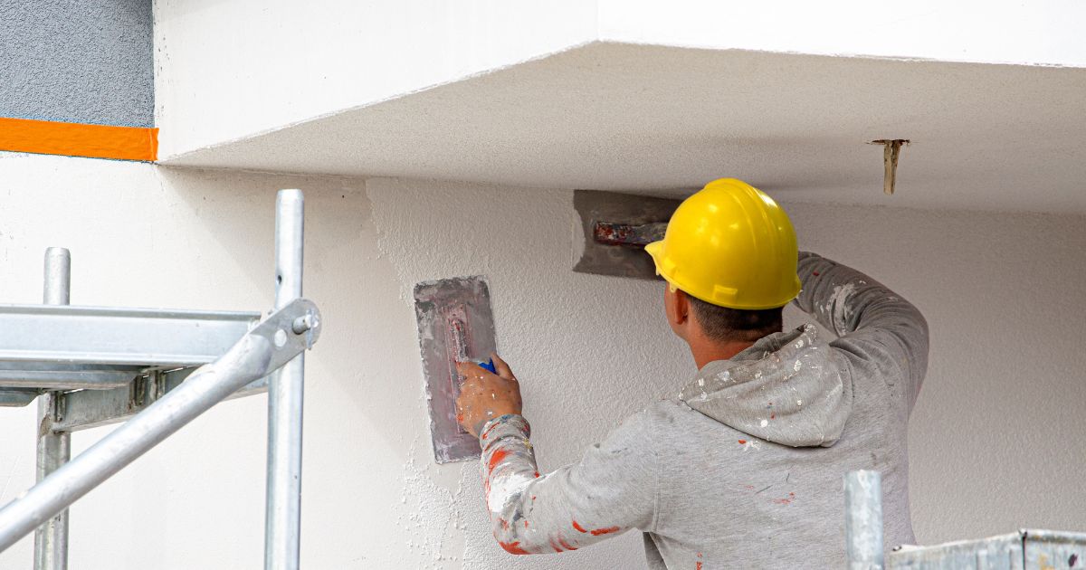 Gevelspecialist brengt crepi aan