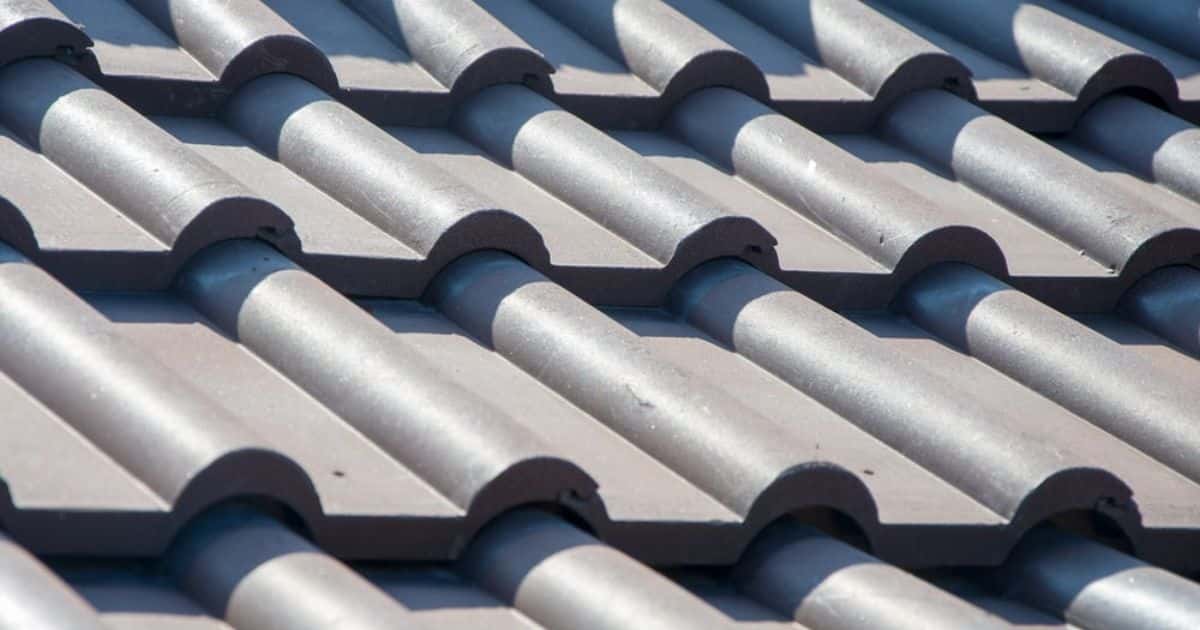 Gewelfde betonnen dakpannen, ook wel bekend als de sneldekpan.