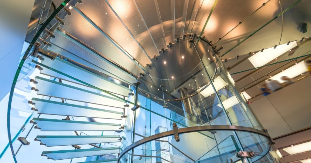 Massieve, stijlvolle glazen wenteltrap in een publiek gebouw.  Dankzij het glas profiteren de mensen binnenin van een optimale lichtinval.