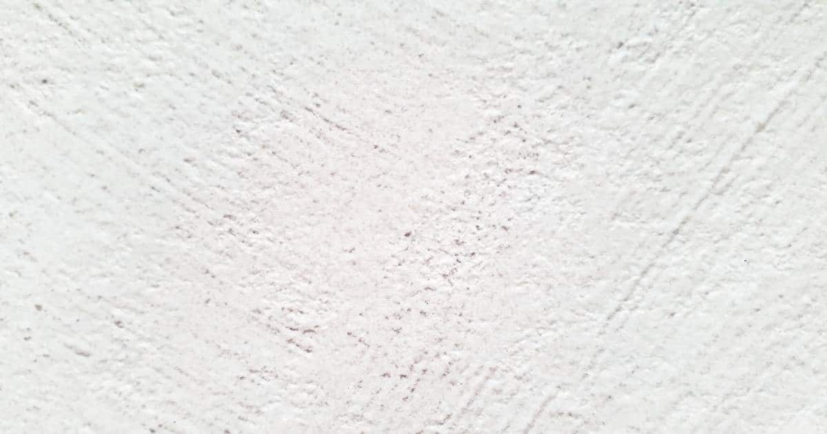 Lichtkorrelige spuitpleister op een muur.