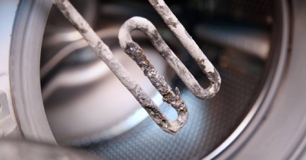 Close-up van kalkaanslag op het verwarmingselement van een wasmachine. Een probleem dat vermeden kan worden met een waterontharder.