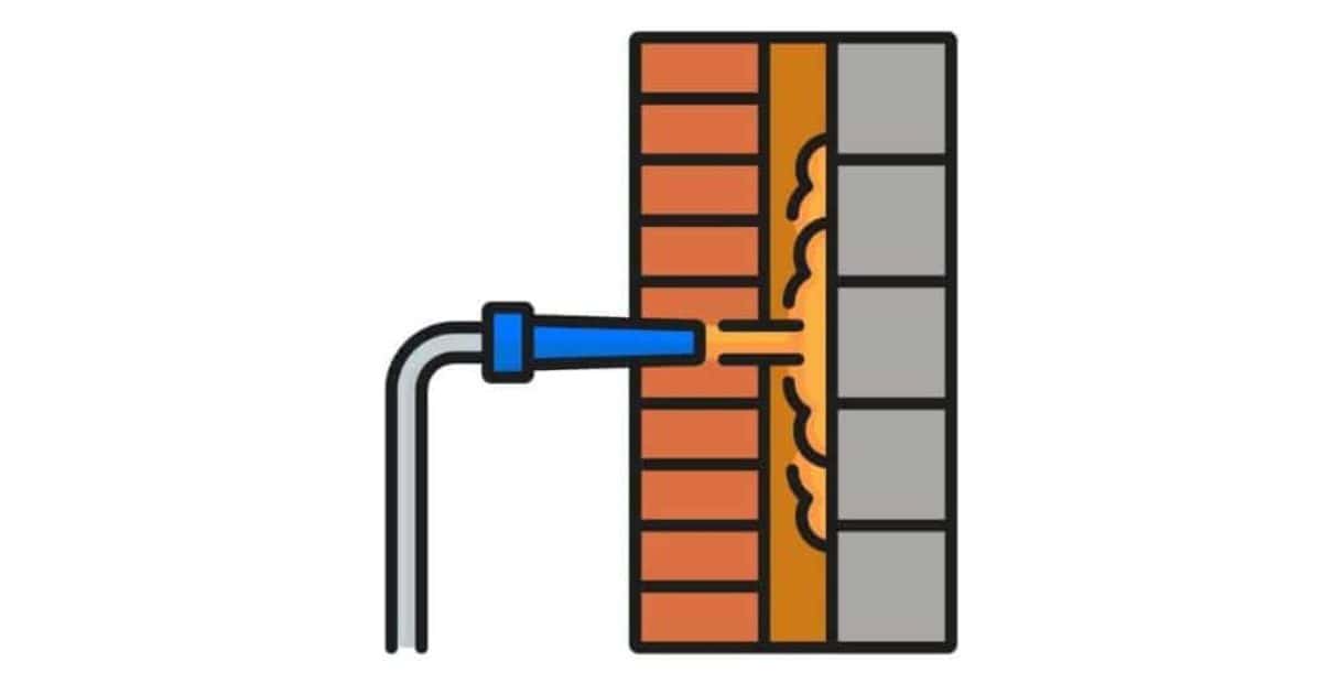 Illustratie geeft weer hoe een spouwmuur geïsoleerd wordt: een spuitkop blaast via een opening in de gevel het isolatiemateriaal in de lege spouw.