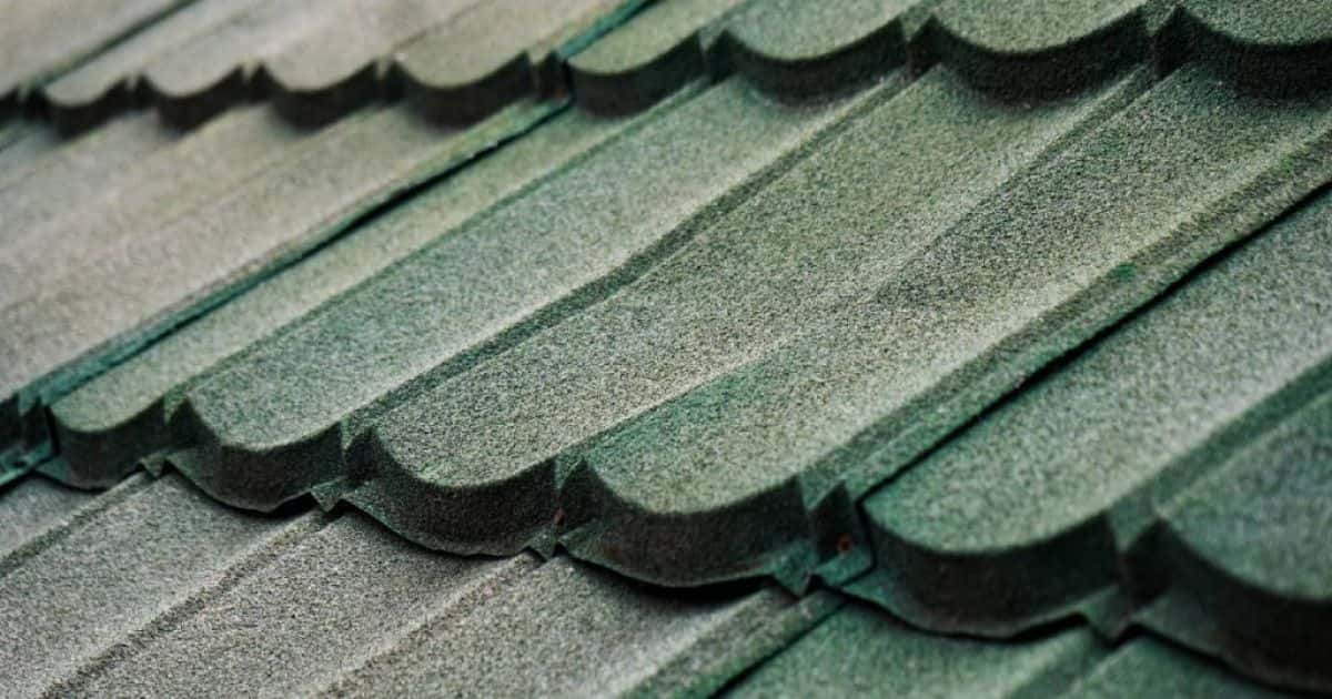 Dakpanplaten met isolatie in groen kunststof, met een ruwe, matte afwerking.