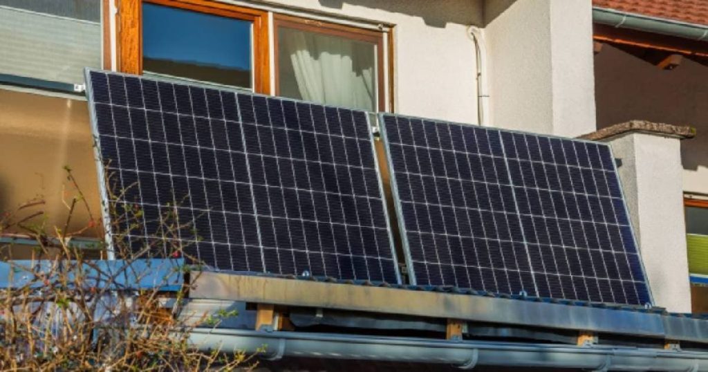 Grote plug and play zonnepanelen bovenop een plat dak. 