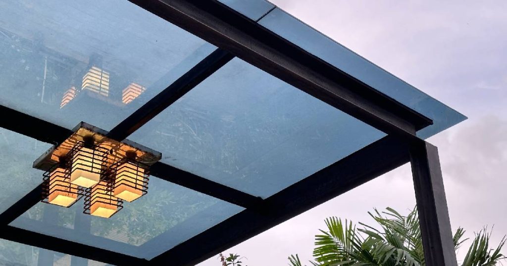 Een Gumax terrasoverkapping met glazen dak met geïntegreerde zonwering.