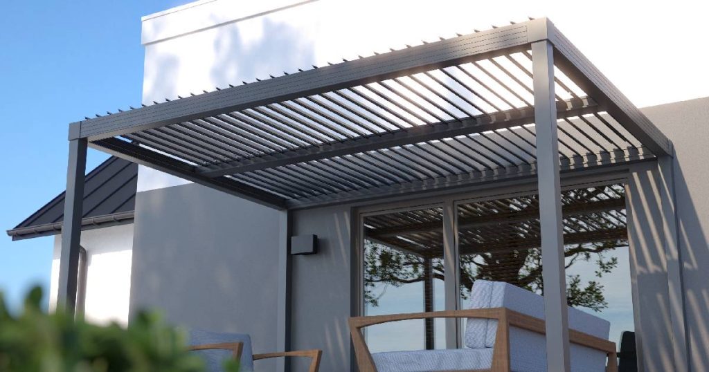 Gumax terrasoverkapping uit antraciet aluminium met zonwering.