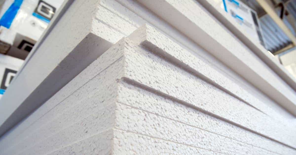 Een stapel harde witte, kunststof isolatieplaten.