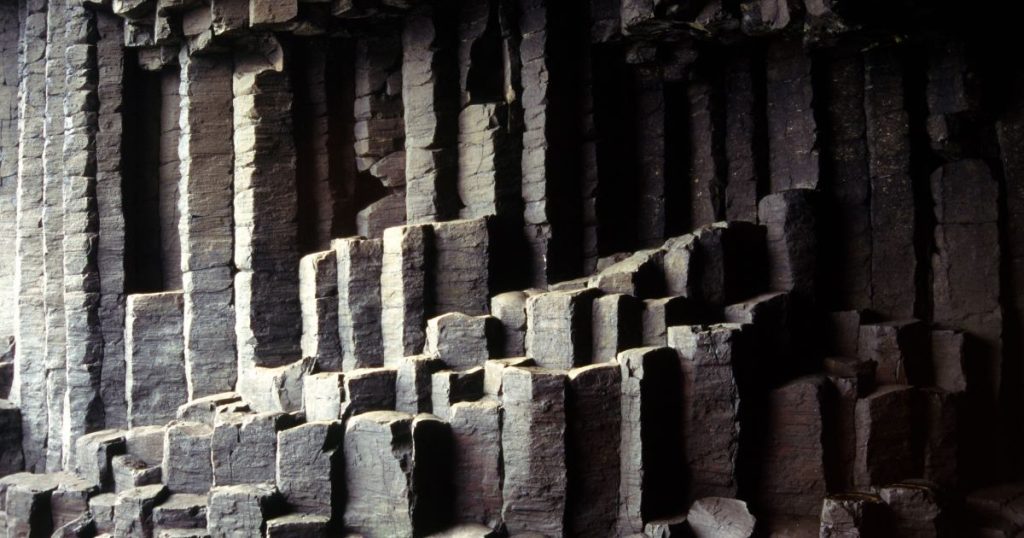 Een grot met basalt, een soort vulkanisch gesteente.