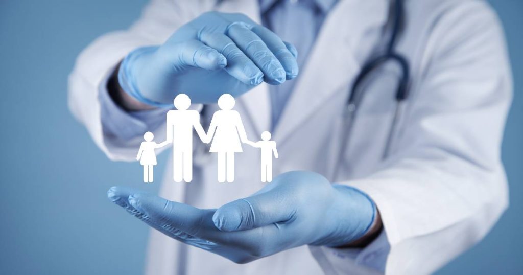 Twee handen in blauwe latex handschoenen om een icoon van een familie met vader, moeder, zoon en dochter. De handen behoren toe aan een dokter in witte doktersjas met stethoscoop rond de nek. De afbeelding symboliseert wat een hospitalisatieverzekering doet: families beschermen tegen medische kosten.
