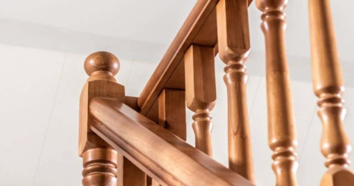 Een houten balustrade met balusters of spijlen, één van de optionele onderdelen van een trap.