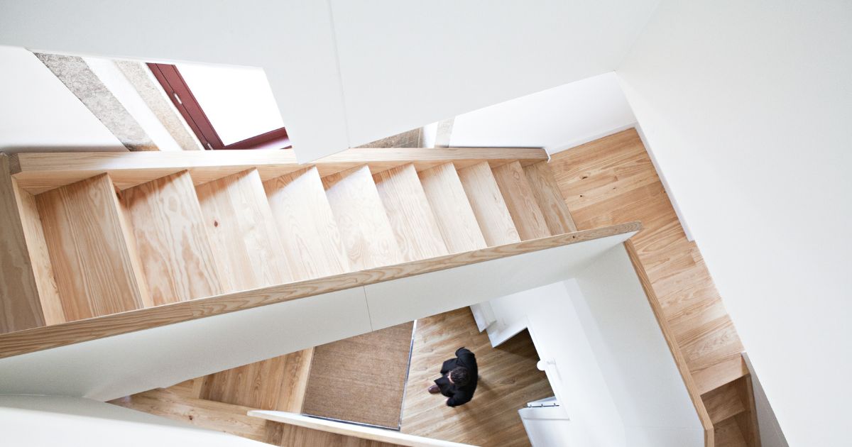 Houten design trap die zwevende elementen combineert met een vaste trap. De trap zelf bestaat uit 3 à 4 delen die telkens verbonden worden door een ruim bordes.