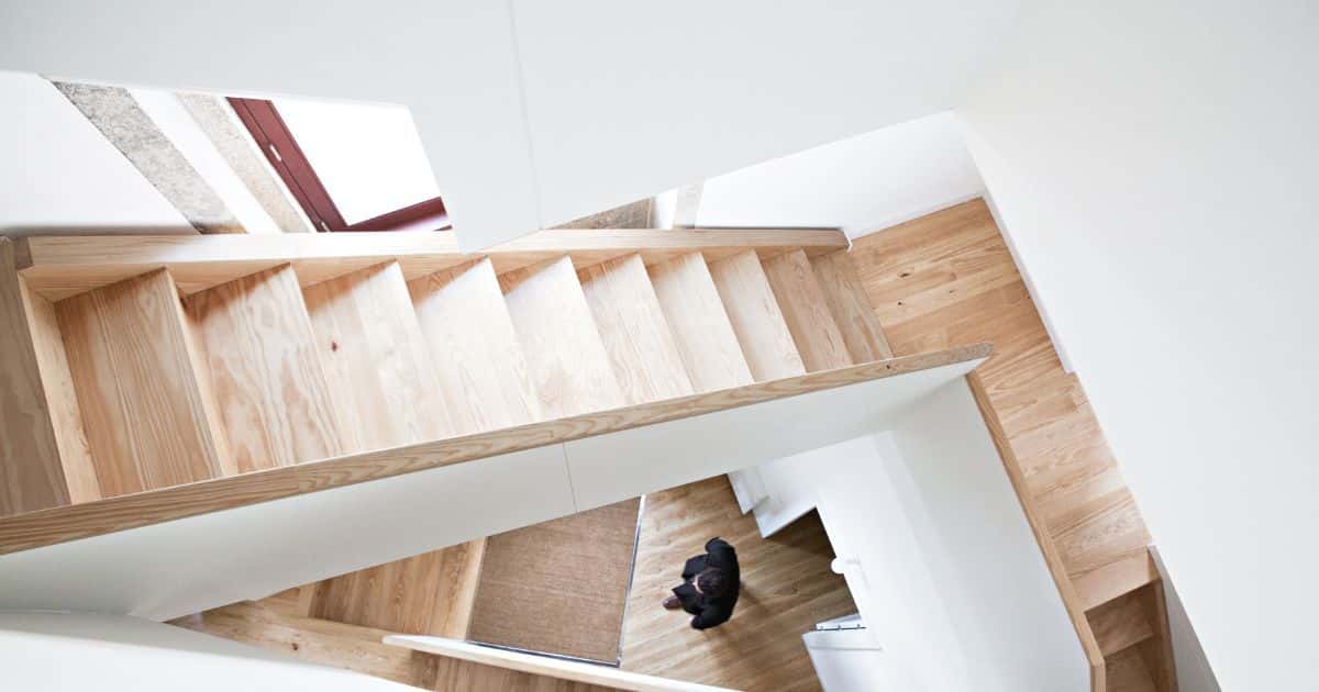 Houten design trap die zwevende elementen combineert met een vaste trap. De trap zelf bestaat uit 3 à 4 delen die telkens verbonden worden door een ruim bordes.