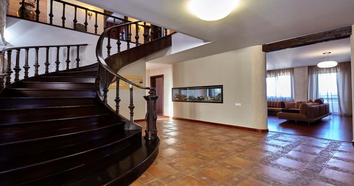 Een houten halfslag trap die wordt ondersteund door houten trapleuningen.