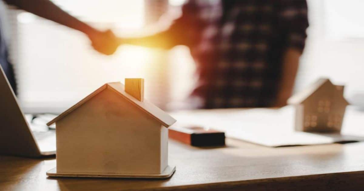 Energiefacturen aantonen bij verkoop van de woning. Een EPC specialist en de eigenaar van een woning schudden elkaar de hand.