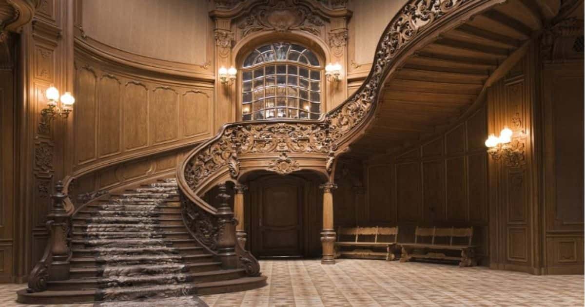 Prachtige klassieke draaiende met hoge houten lambrisering.