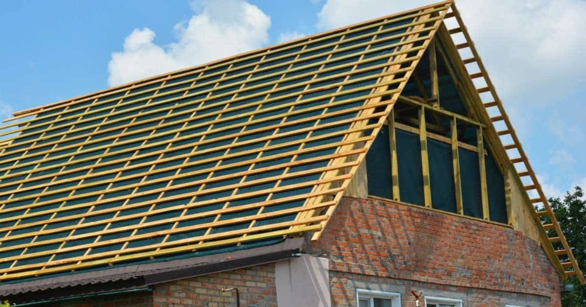 Overzetdak in hout op woning in baksteen. Klaar om afgewerkt te worden met dakpannen.