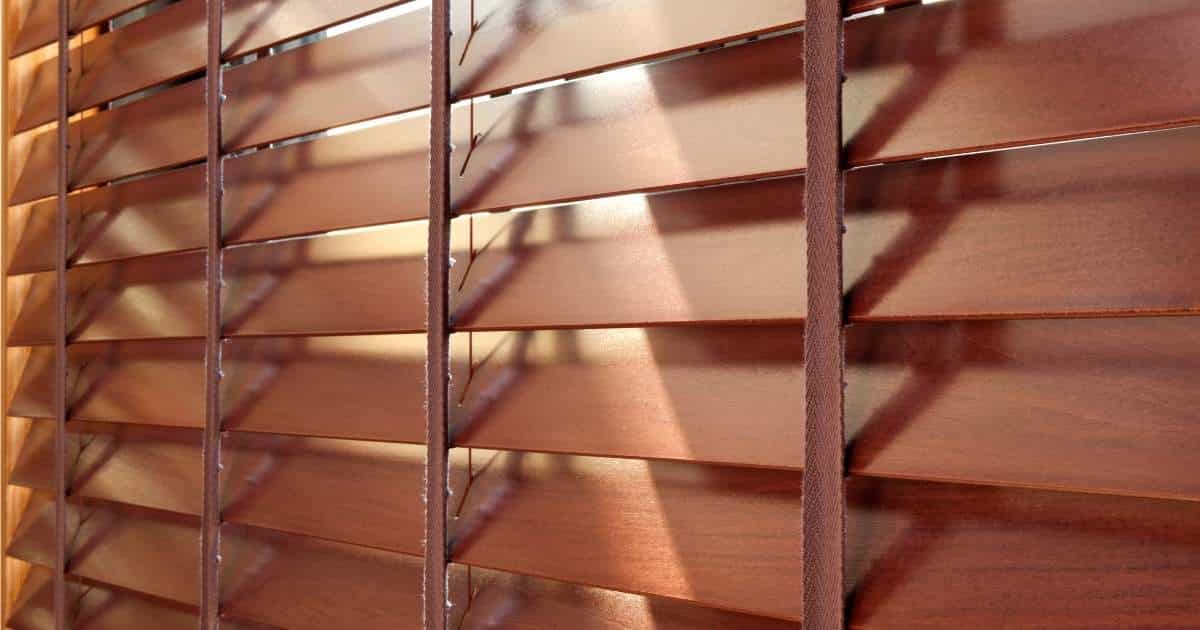 Close-up van houten rolluiken met kantelbare lamellen.