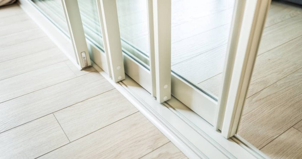 Houten schuifdeuren samen met een mooie houten vloer