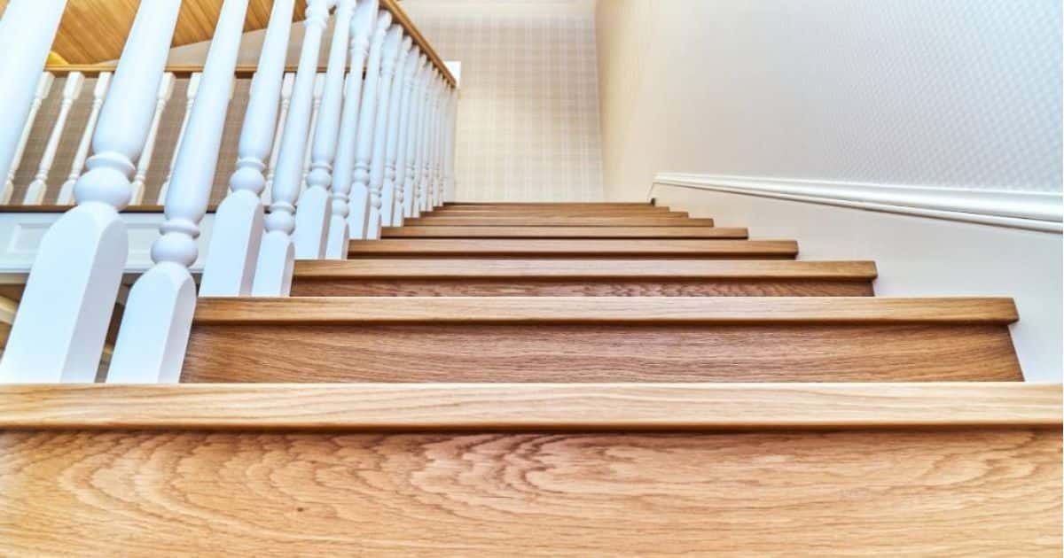 Onderaanzicht van een houten rechte steektrap met centrale looplijn.