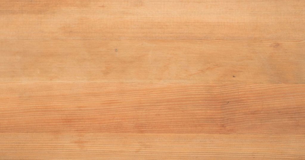 Detailbeeld van het nerfpatroon van rubberwoord, een ecologisch verantwoorde keuze voor het bouwen van een houten trap.