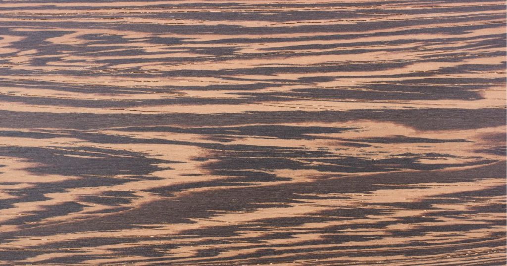 Detailbeeld van het nerfpatroon van wengé hout, een van de houtsoorten die verwerkt kan worden tot houten trap.