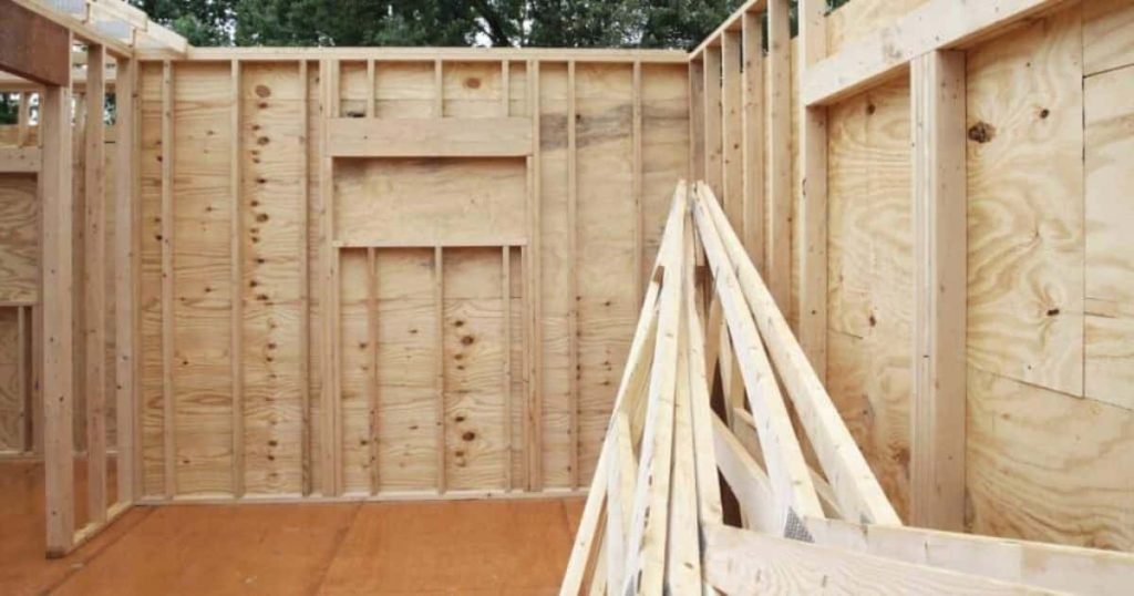 Een prefab houten aanbouw in opbouwfase.