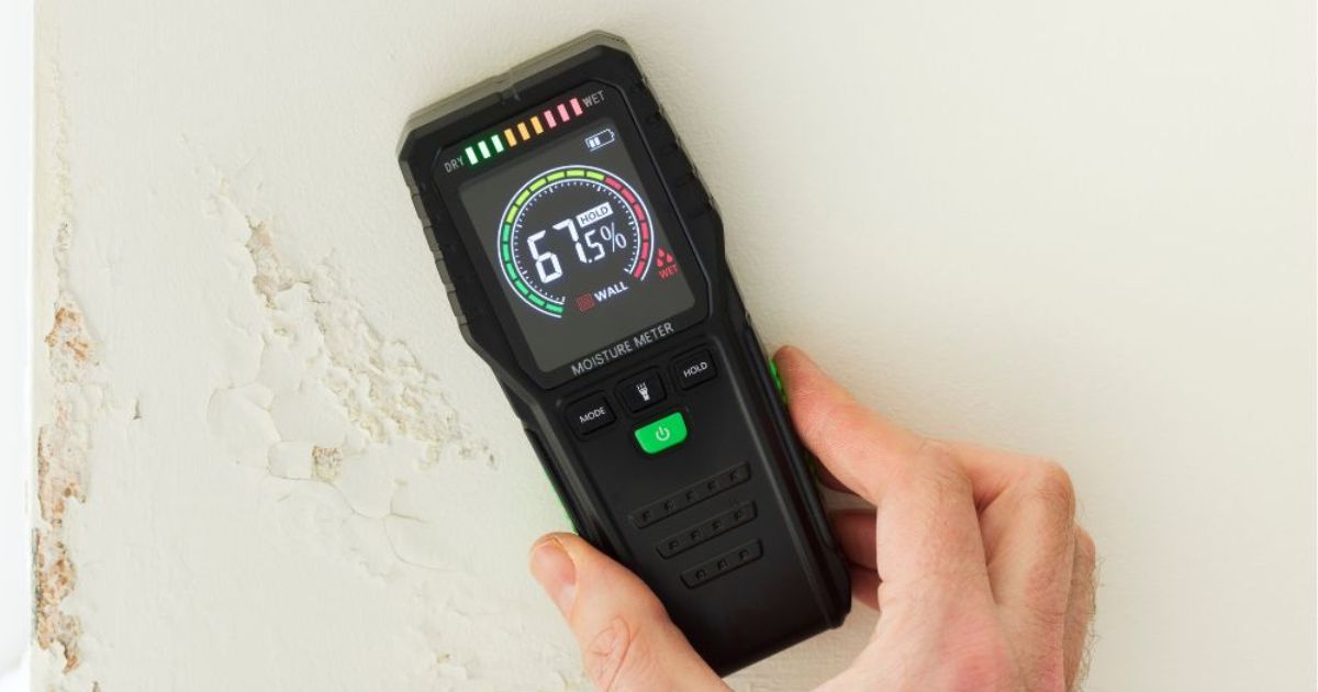 Met een hygrometer houd je de luchtvochtigheidsgraad in huis in het oog: handig als je airco de lucht ontvochtigt bij het verwarmen van de ruimte.