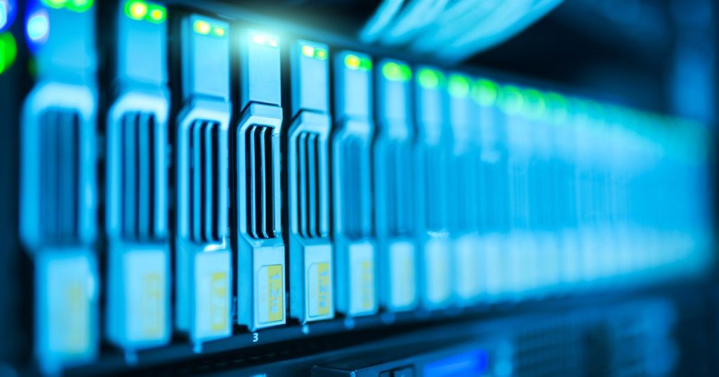Een aaneenschakeling van batterijcellen in een industriële batterij voor zonnepanelen.