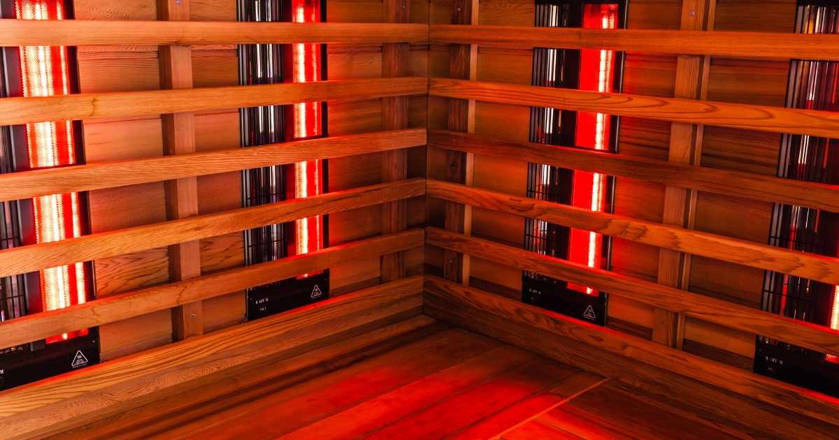 Detail van een infraroodsauna uit hout, voorzien van ingebouwde infraroodradiatoren.