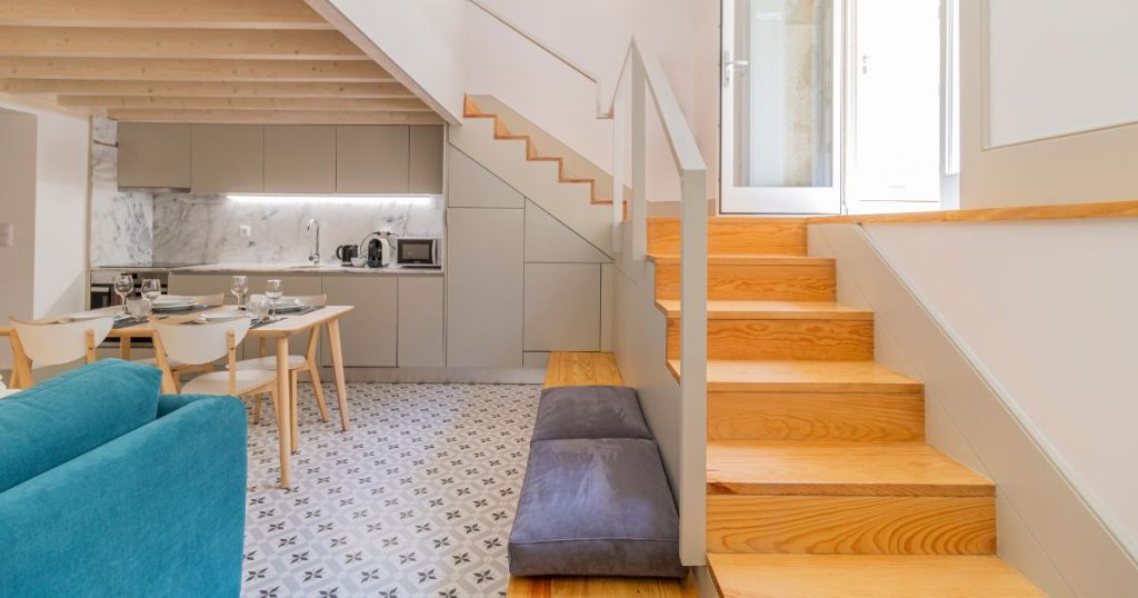 De onderkant van de trappen is opgevuld met ingebouwde kasten voor de opslag of het bewaren van diverse spullen. Op die manier is er bijvoorbeeld geen sprake van ruimteverlies.