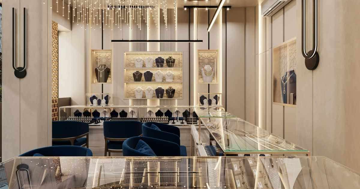 Het fraaie interieur van een juwelierszaak met glazen toonbanken, blauwe vilten zetels en bustes met juwelen.