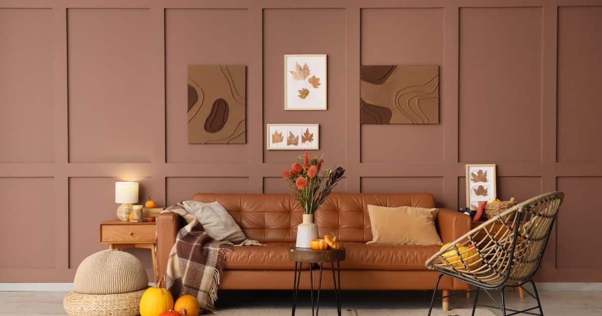 Een interieur waarbij de kleuren van meubelen, decoratie en muren op elkaar zijn afgestemd.